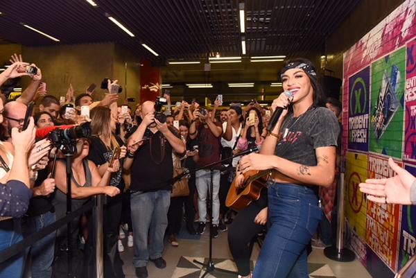 Pabllo Vittar faz pocket show surpresa em metrô de São Paulo