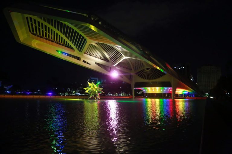 Cidade iluminada para celebrar o mês do Orgulho LGBTQIAPN+