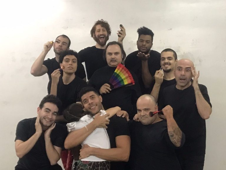 Espetáculo sobre Drag Queens que fazem show para salvar menina doente!