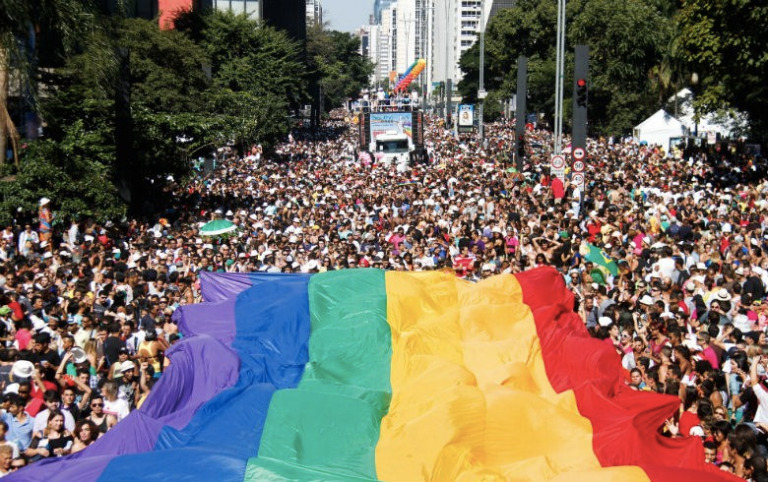 Parada do Orgulho LGBT+ de São Paulo aumenta a demandas de viagens de ônibus