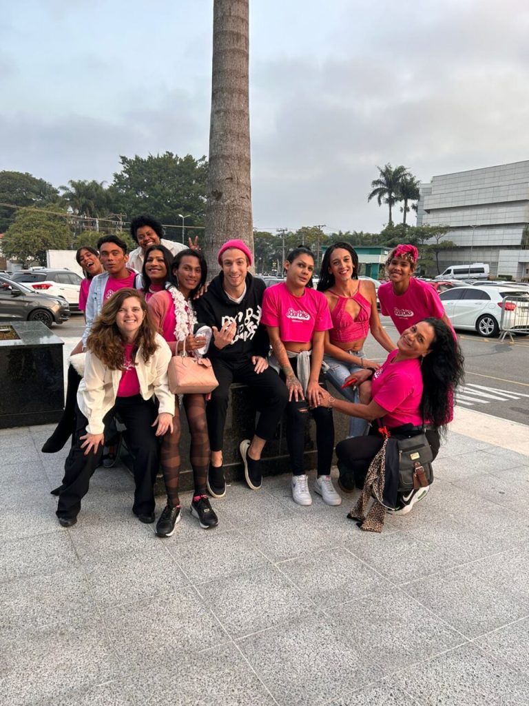 SP Invisí­vel leva mulheres trans em condição de rua para assistir ao filme da Barbie no cinema