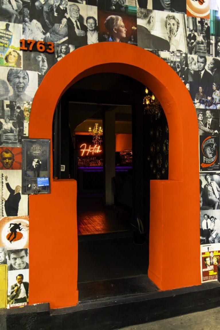 AS NOVIDADES DO HITCH BAR COMEÇAM NA FACHADA