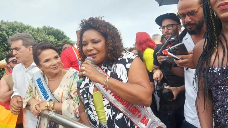 20Âª Parada do Orgulho LGBT+ da Bahia tem ministra Margareth Menezes coroada madrinha