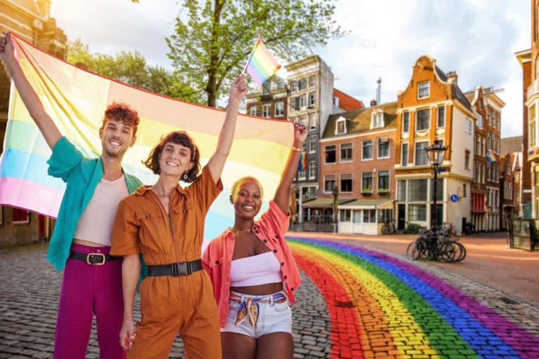 KLM recria poltrona de avião nas cores LGBTQIA+ em ativação na Avenida Paulista