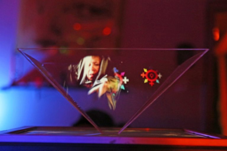 DINí‚MICAS DE GíŠNEROS É TEMA DE INSTALAÇÃO HOLOGRíFICA