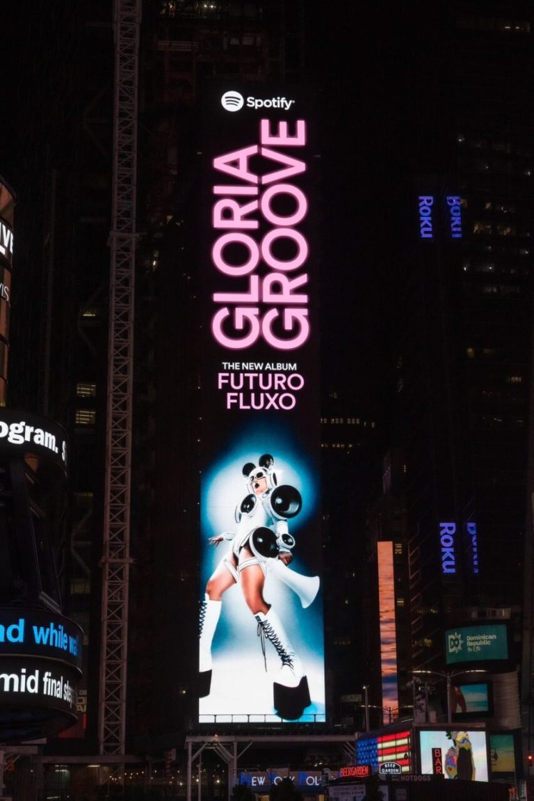 Gloria Groove é destaque internacional com capa de Futuro Fluxo estampada na Times Square