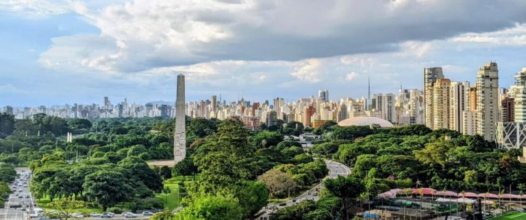 Estados de São Paulo e Rio de Janeiro estão entre as 10 regiões mais procuradas do mundo para viagens nos próximos meses, diz Booking.com