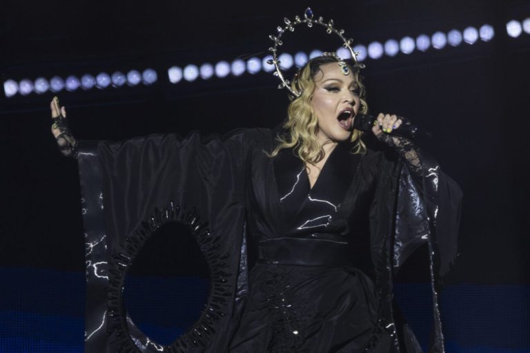 Madonna leva 1,6 milhão de pessoas í  praia de Copacabana