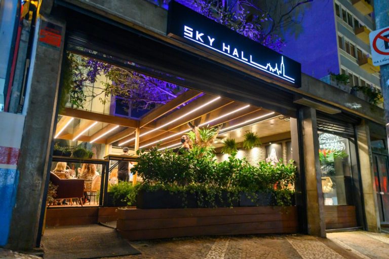 Sky Hall Garden Bar: Gastronomia e Coquetelaria em um Jardim Deslumbrante