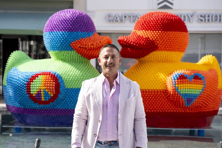 O artista FLY (Facundo Yebne) transforma patinhos de borracha em arte pop queer no coração de Miami
