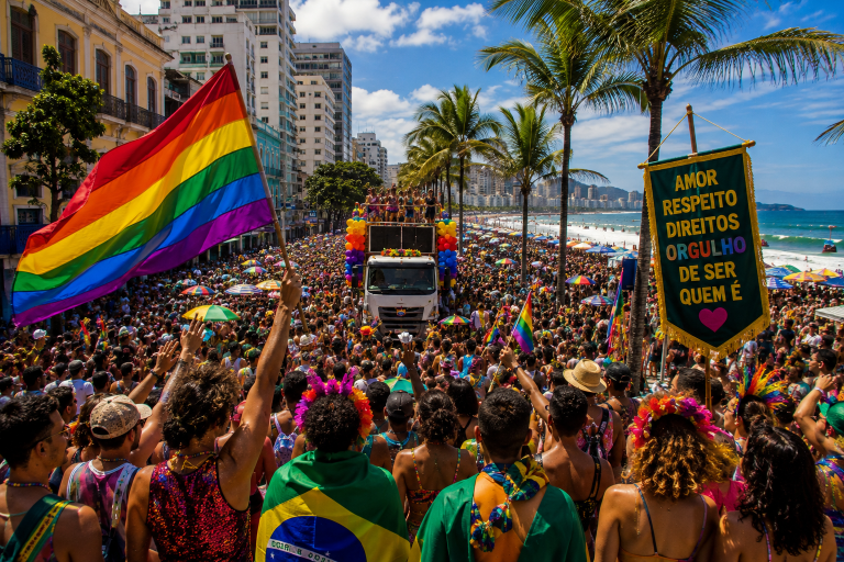 Paradas LGBT no Brasil movimentam agosto com atos em três cidades