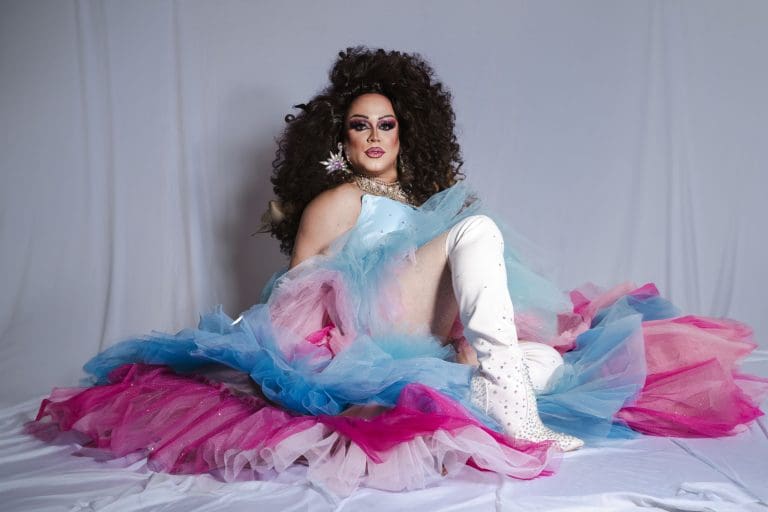 Aysha Pink: dos palcos à política pública, uma drag quer transformar Porto Seguro pelo turismo LGBT+